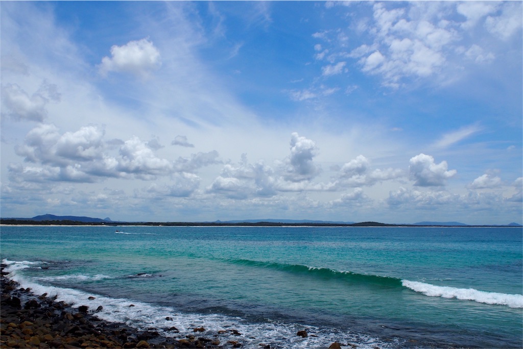 本当に綺麗なヌーサビーチの海