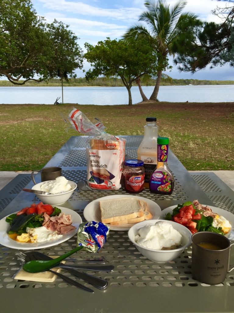 川辺で食べる朝食はおいしい♡