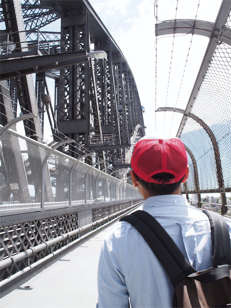 シドニーのシンボルの橋を渡りに