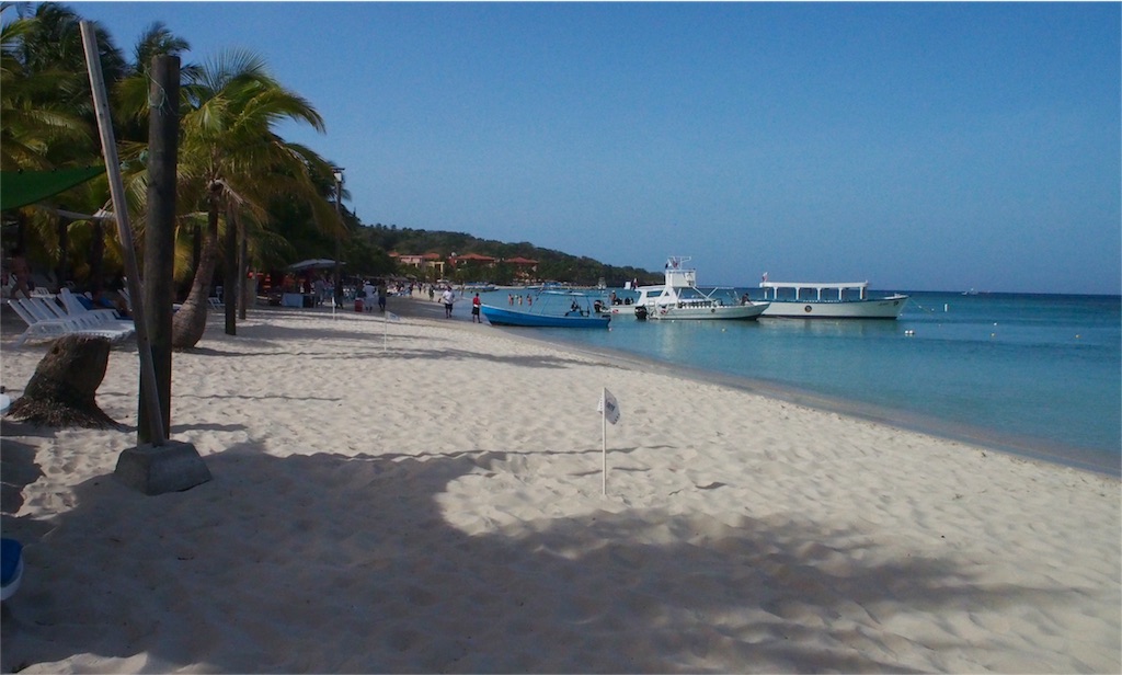 ロアタン島の美しいビーチ