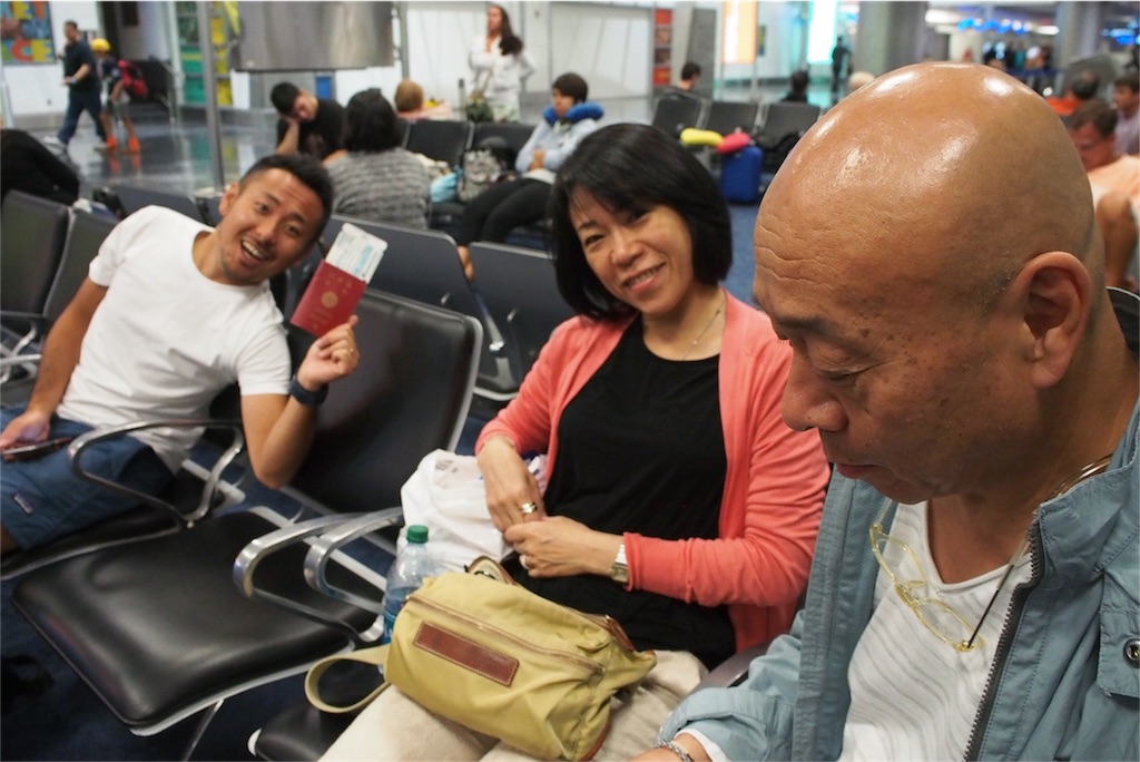 空港でご家族とお別れ