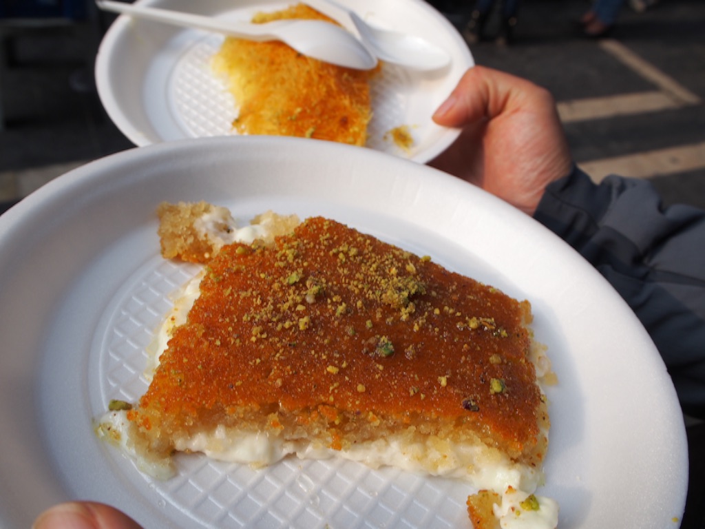 サーブしてもらったばかりの熱々のカナーフェ