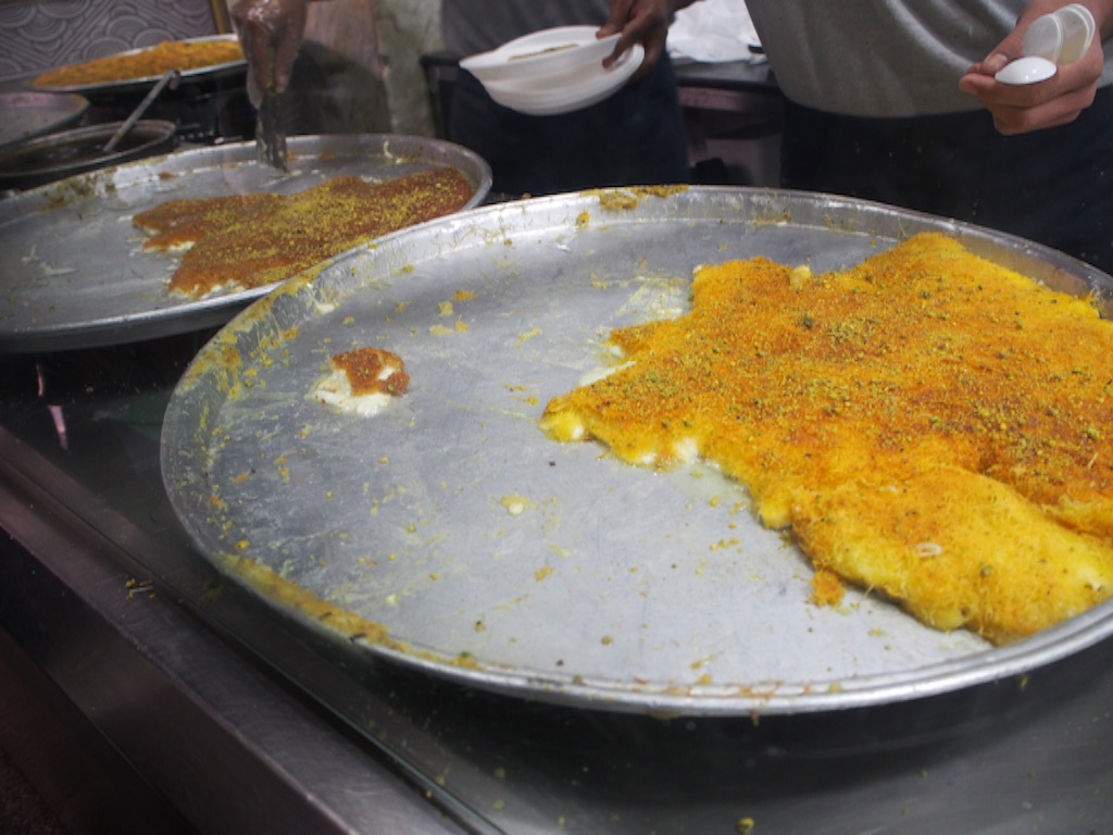 大きな鉄板に用意されているカナーフェ