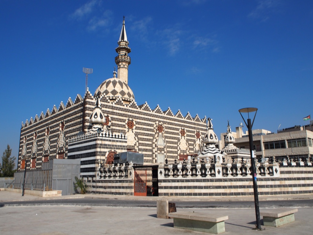 白黒でインパクト大のモスク外観