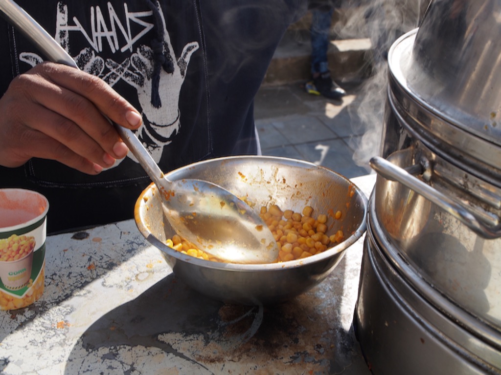 スイートコーン味付け中...