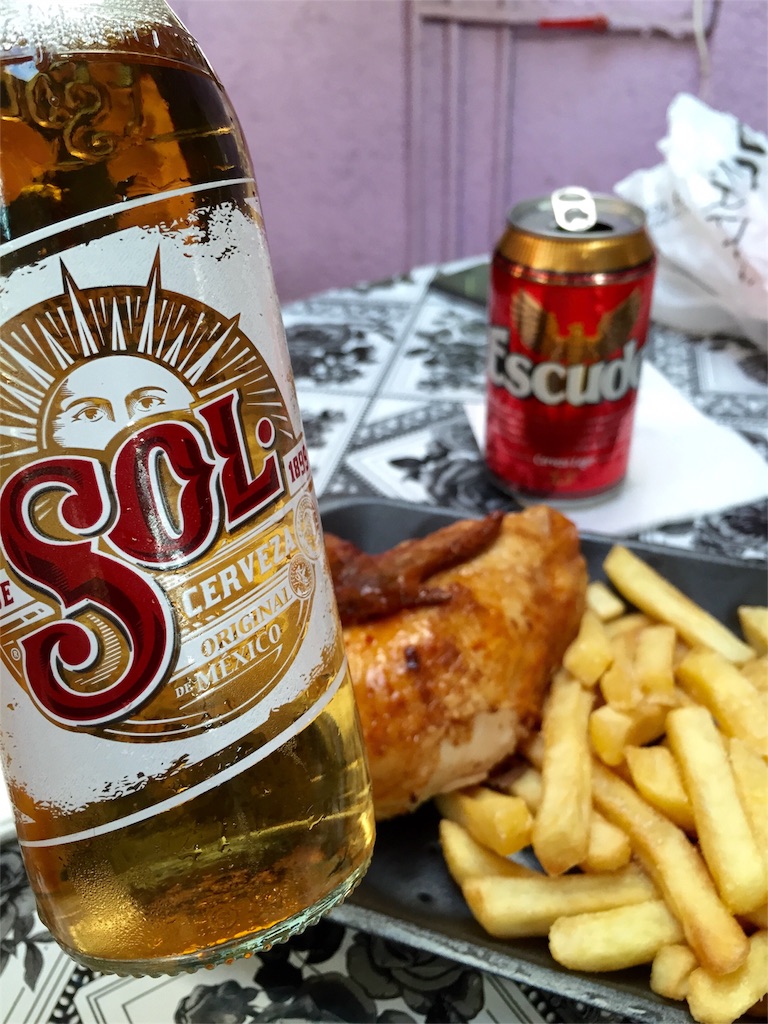 ビールのおつまみはチキンとパパタスフリタス