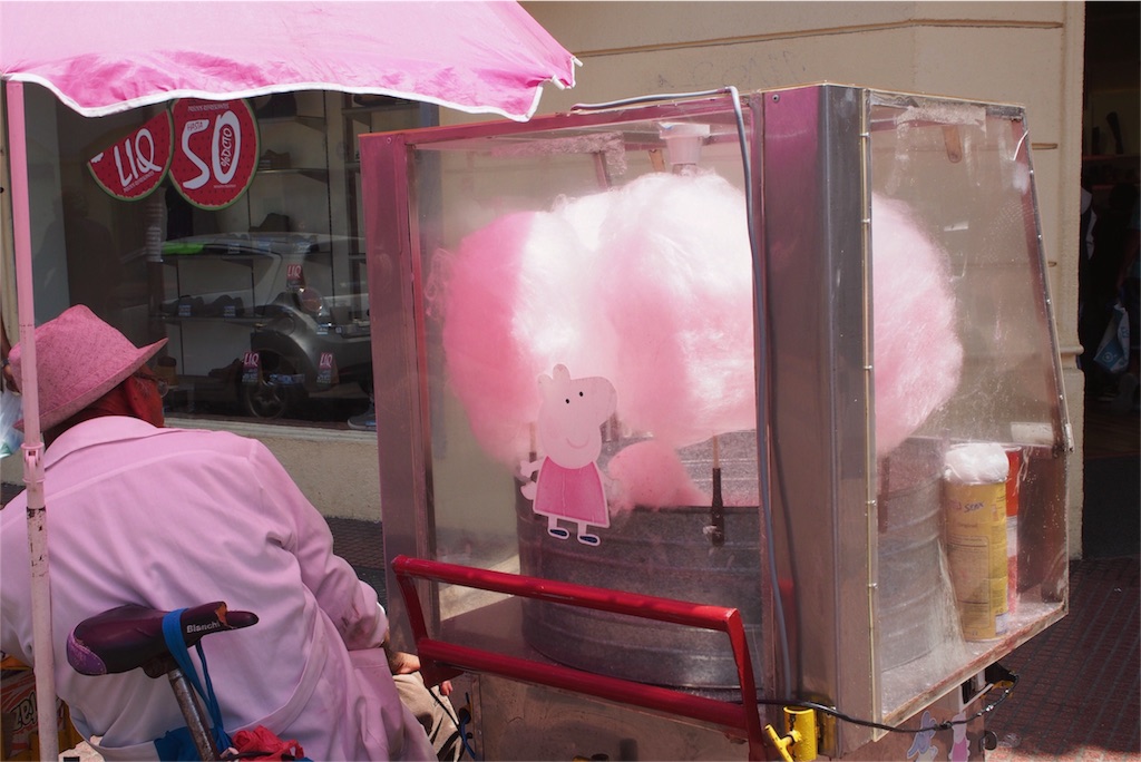 綿菓子を売っているおじさんもピンク色