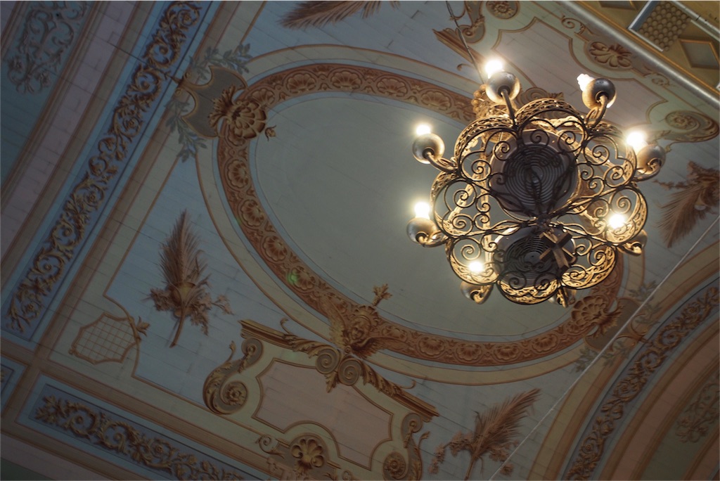 教会の中のシャンデリア