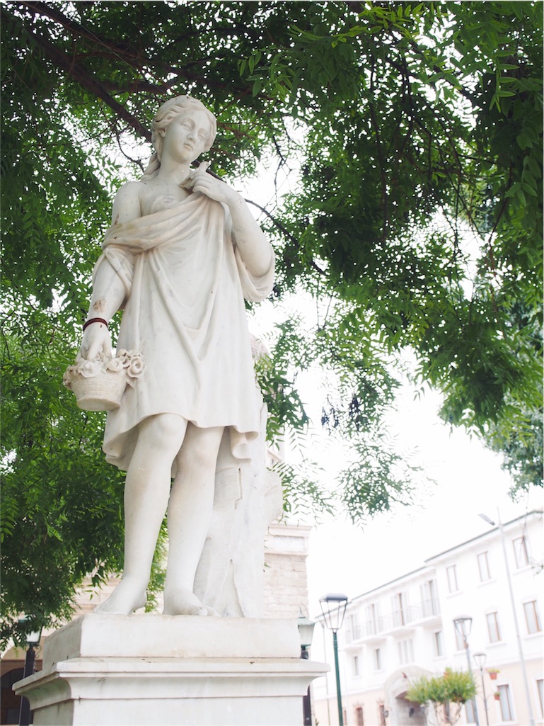 街中にはいろんな場所にこんな像もあります