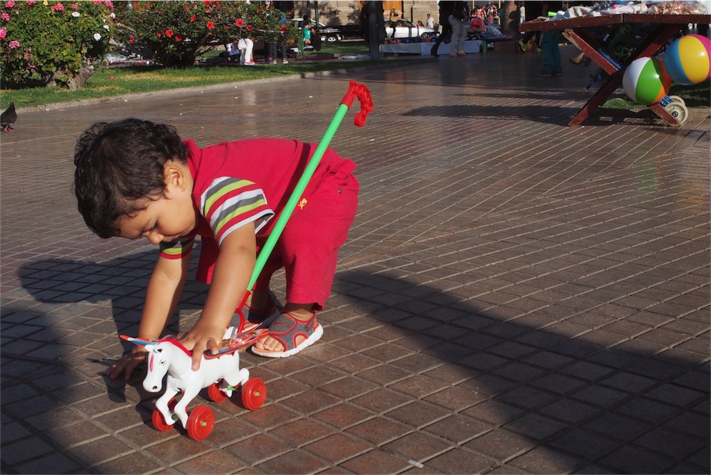 公園にはかわいい子供がたくさん