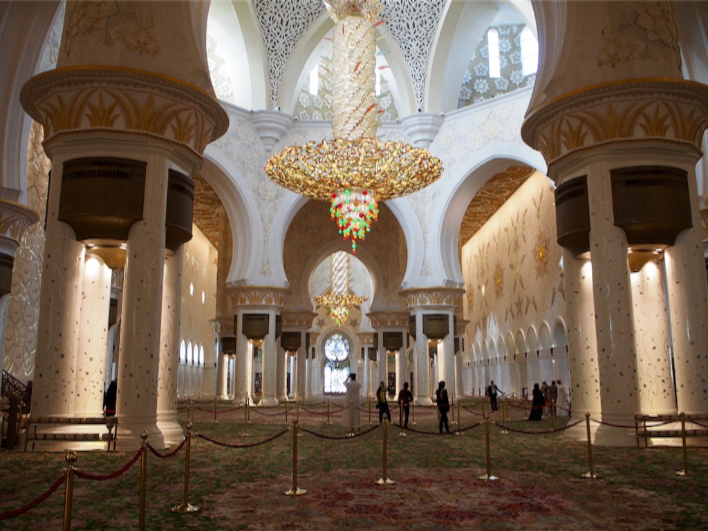 アブダビ　シェイクザイードグランドモスクの内装と世界一高価なシャンデリア