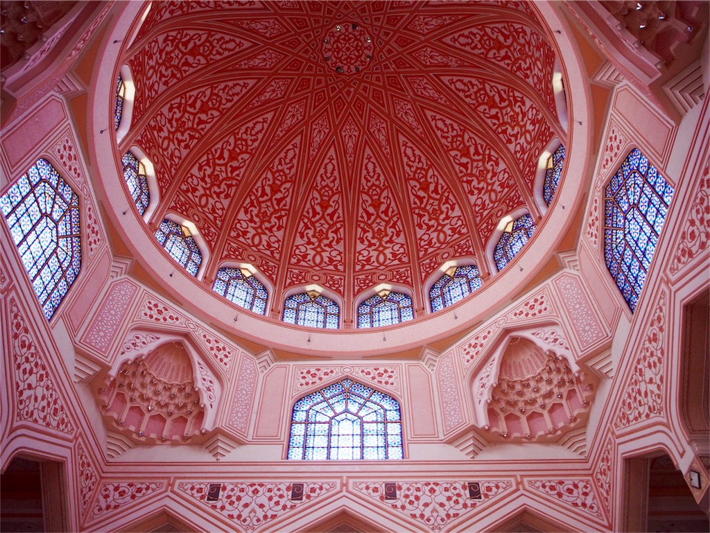 天井のドームの色や細かな装飾