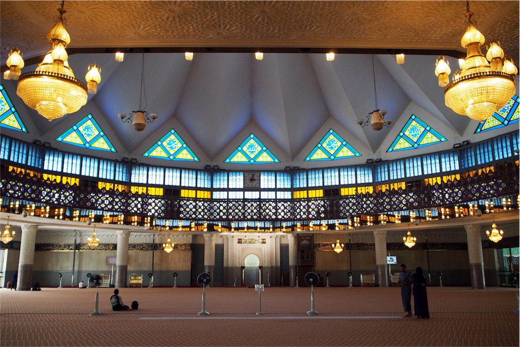 ぐるりと取り巻くステンドグラスが美しい国立モスク