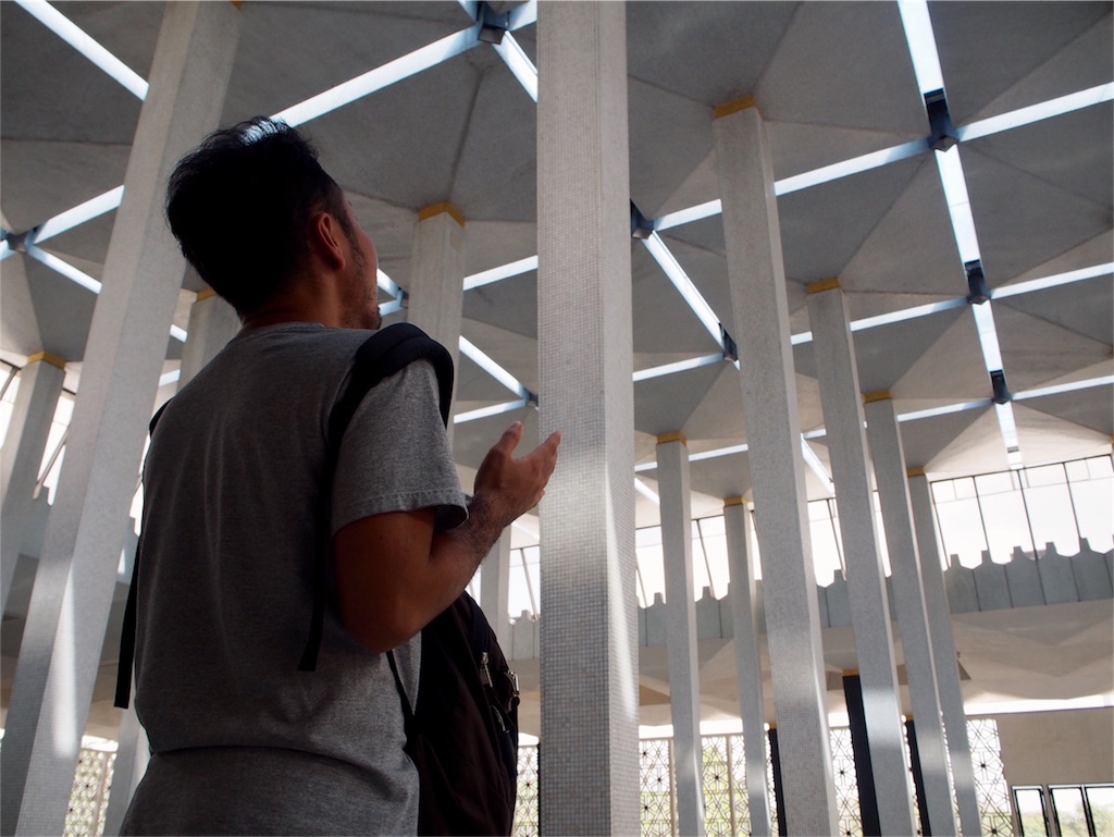 イスラム教のお祈りのポーズを伝授されるの巻