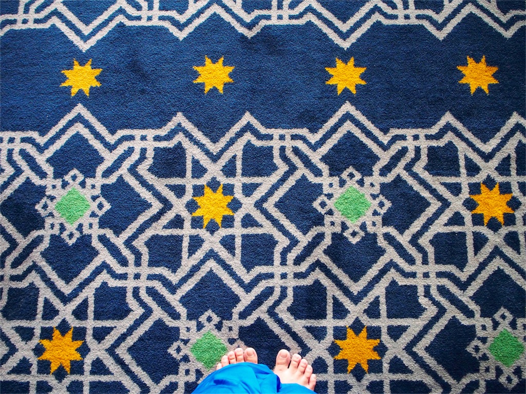 ペルシャ絨毯もローブも綺麗なブルー