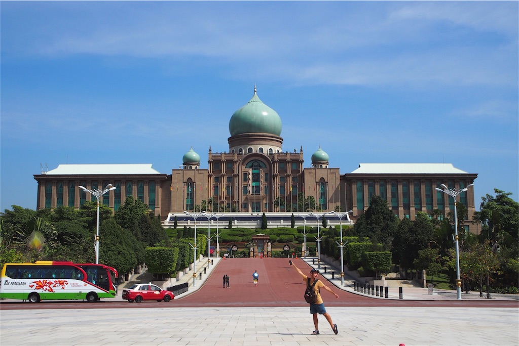 プトラジャヤの街には近代的な建物がたくさん