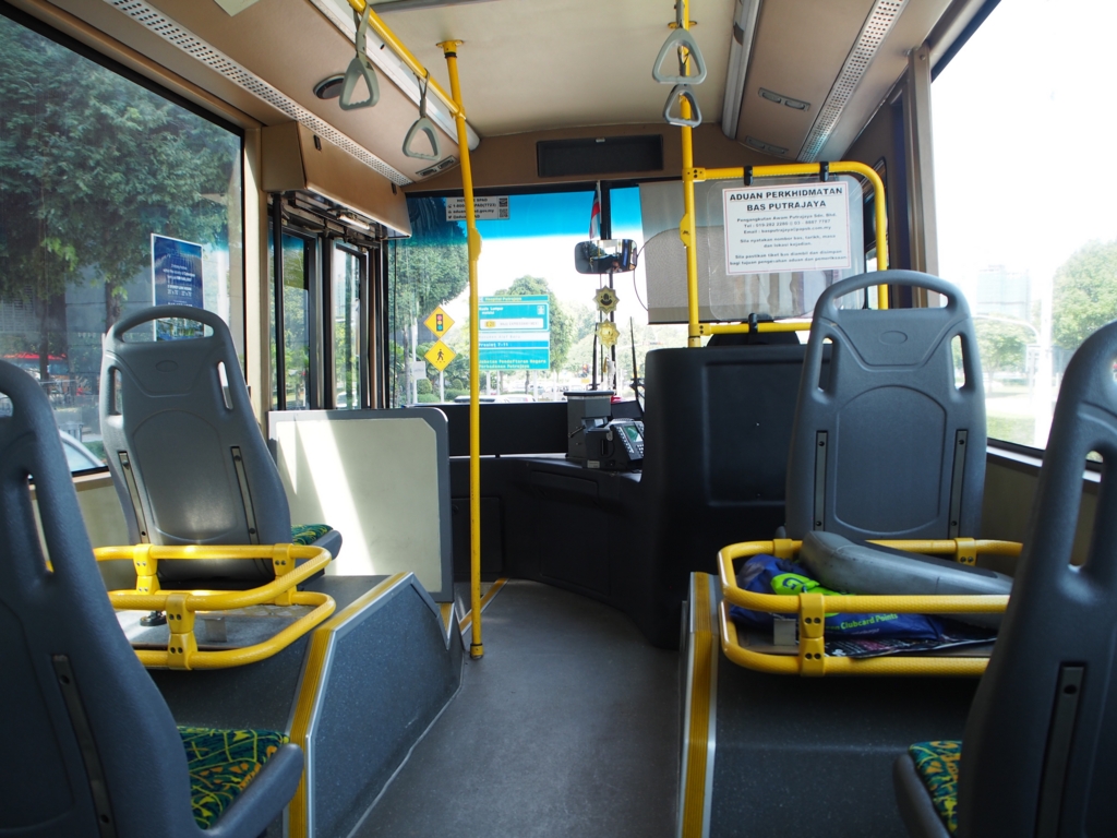 このバスに乗ってバスターミナルまで