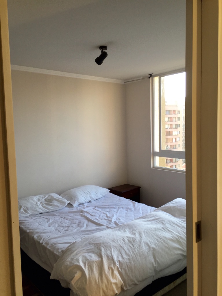 サンティアゴの宿 内装と寝室からの眺め