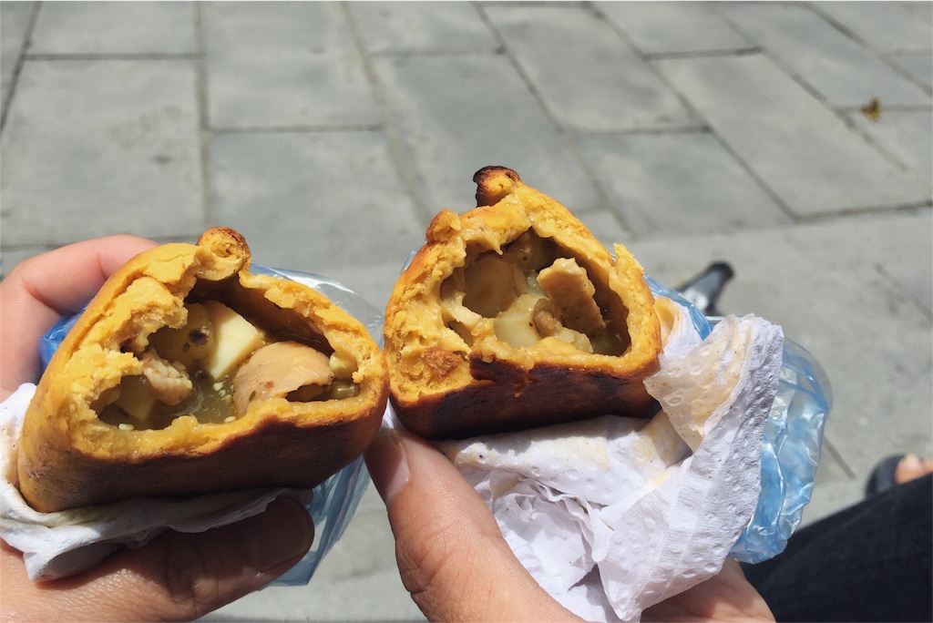 ボリビアでは何度も食べたサルテーニャ