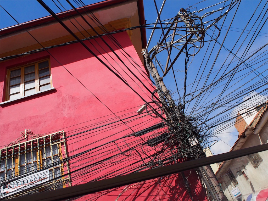 頭上には電線がびっしり