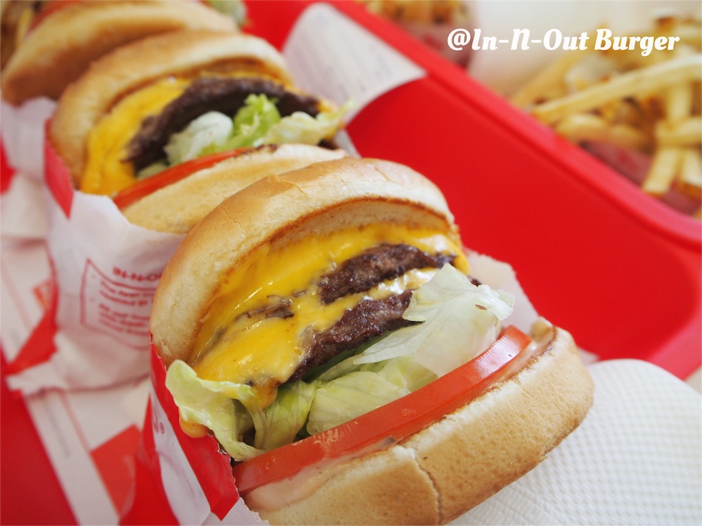 きれいに並んで出てきたハンバーガー