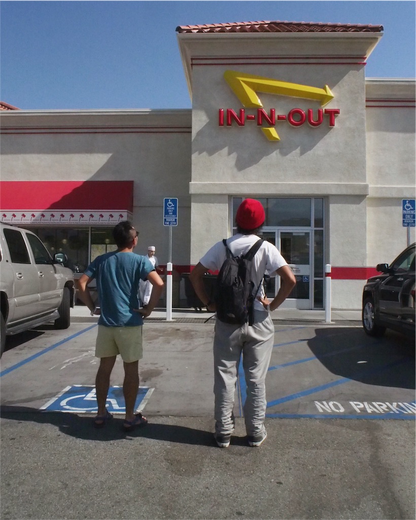 お店の前で仁王立ち(笑)