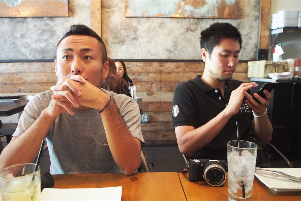 ハンバーガー待ちの姿までおしゃれに見える...