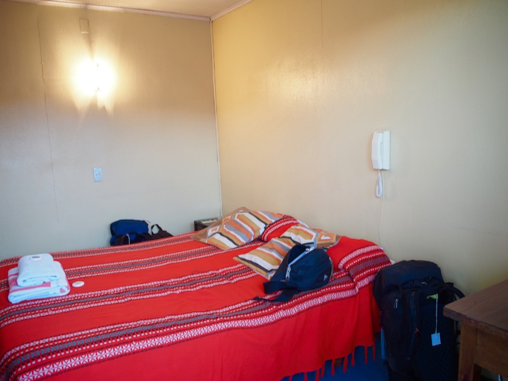 チリ　アリカの宿の室内 綺麗なベッドメイキング