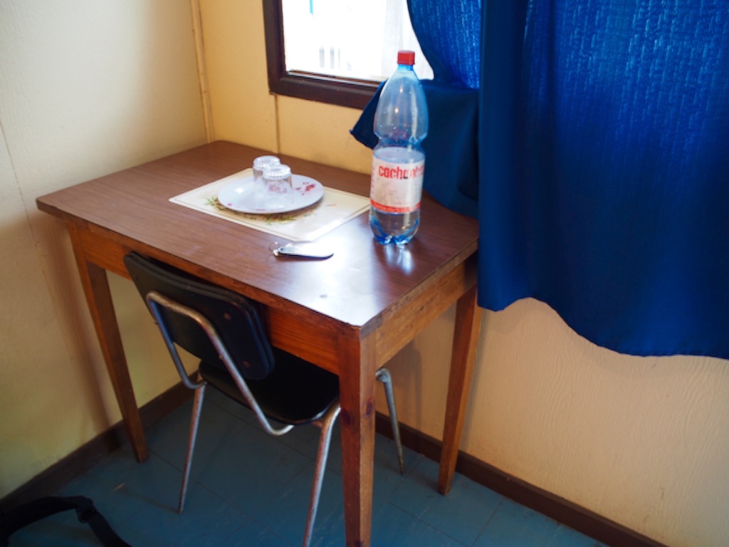 チリ アリカの宿の机と椅子