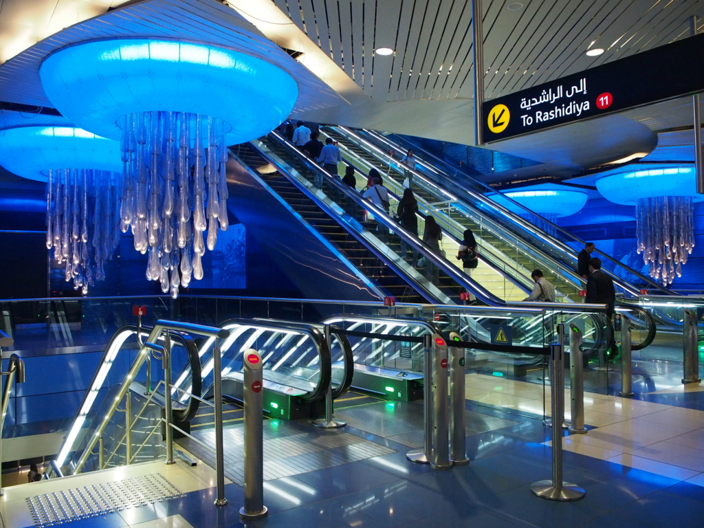 ドバイメトロ　クラゲのシャンデリア