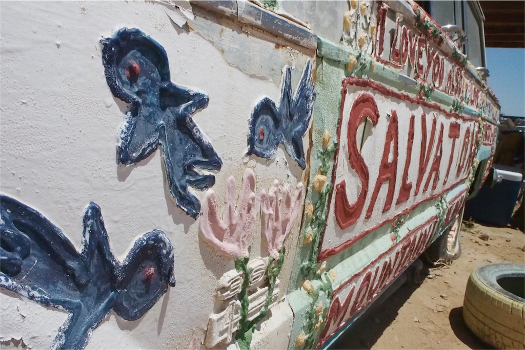 車にはカラフルなモチーフがたくさん