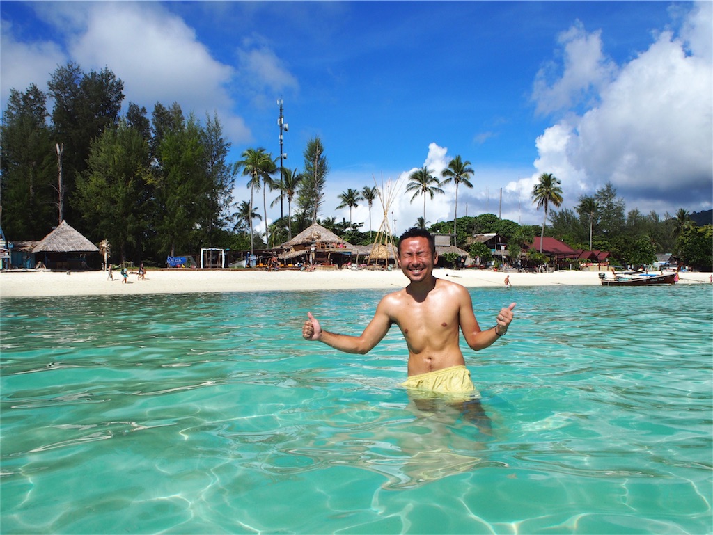 透き通ってサラサラの海水にテンションUP