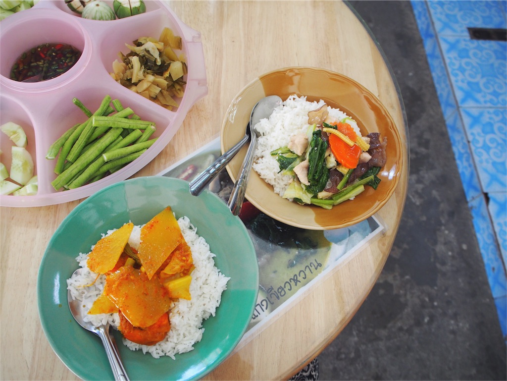 お気に入りの経済飯のお店にて