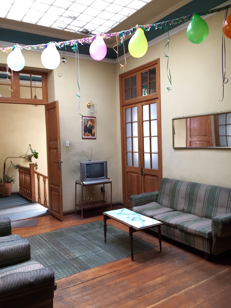 落ち着ける共同スペース 風船の飾りつけはお祭り仕様