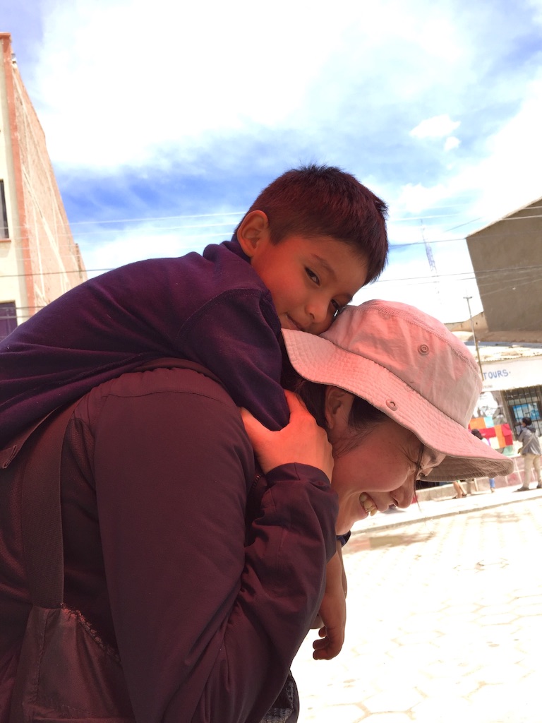 ボリビア ウユニの街で子どもと戯れる