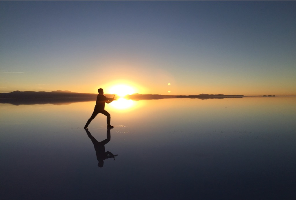 ウユニ塩湖 日の出でかめはめ波