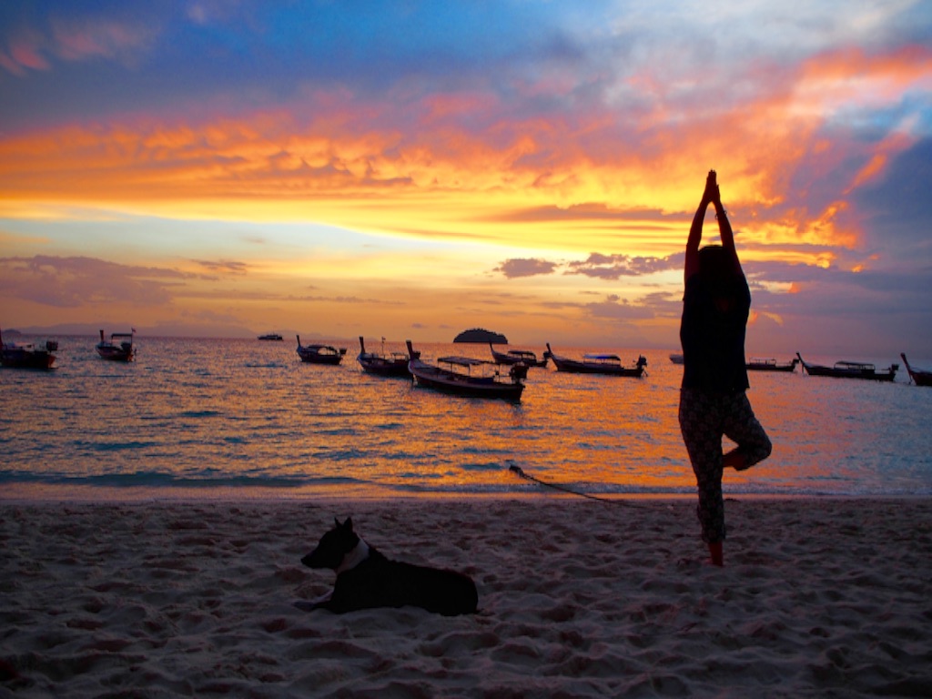 リペ島 ワピリゾート前のビーチ 朝日に向かって朝ヨガ