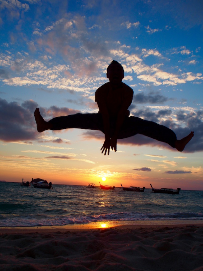 f:id:edatabi:20160831124107j:image リペ島 ワピリゾート前のビーチ 太陽ジャンプ