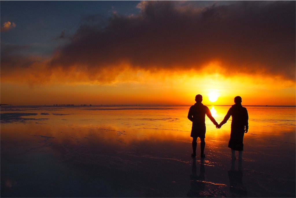 色鮮やかなウユニ塩湖の夕焼け