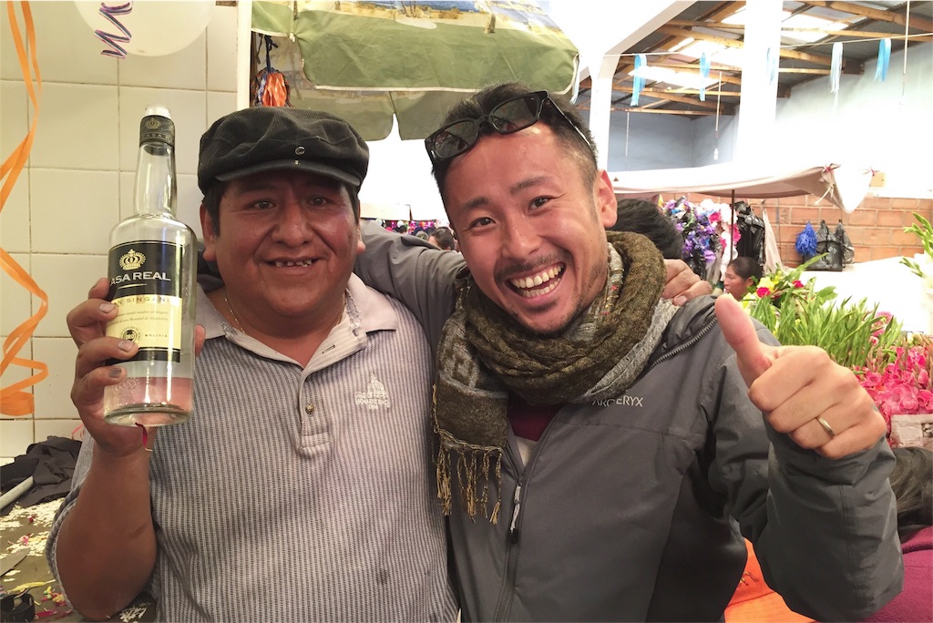 なぜか陽気にお酒をふるまってくれた市場のおじさん