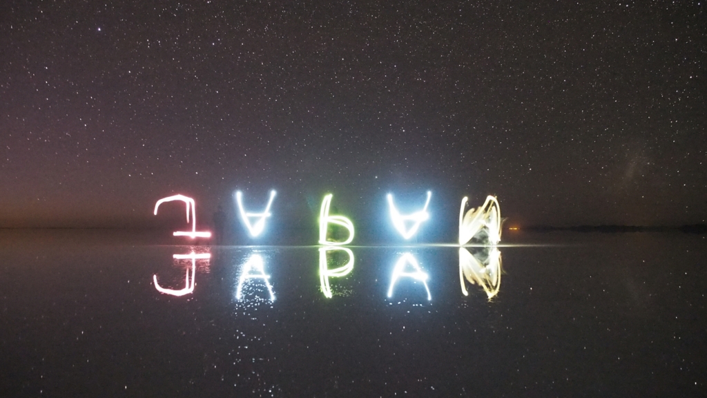 ライトを持ってみんなで文字を書いてみる