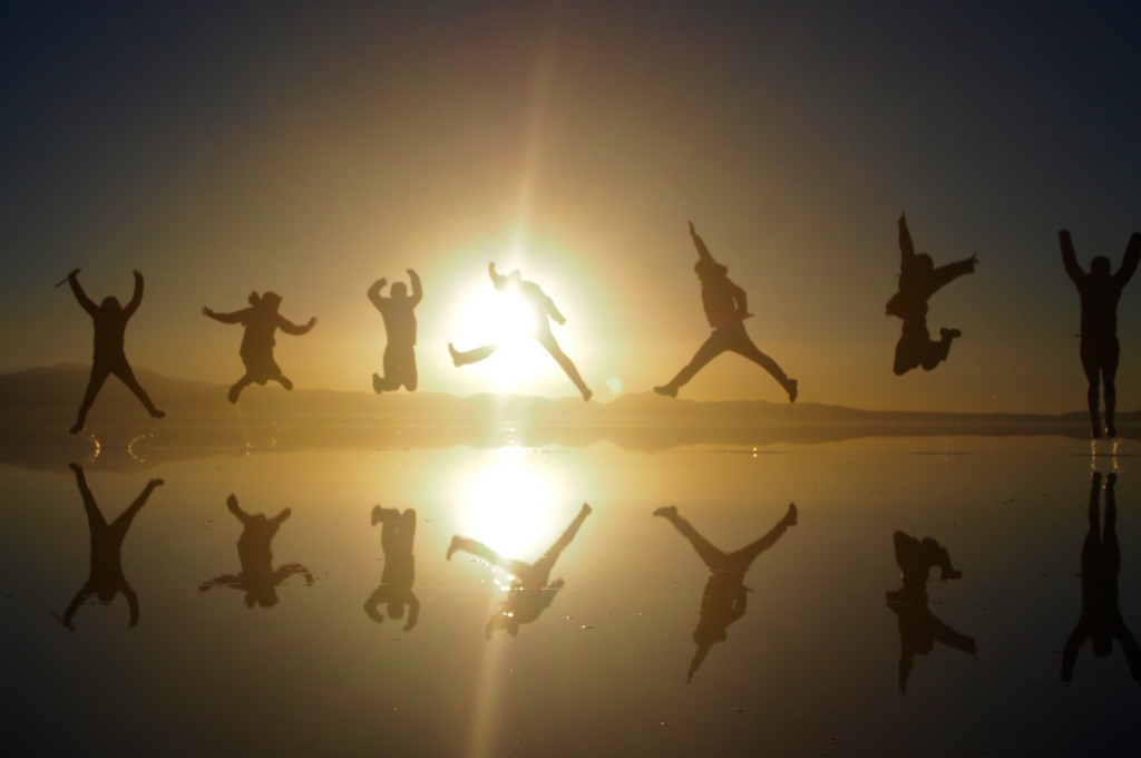 ウユニ塩湖　夜明けにみんなでジャンプ