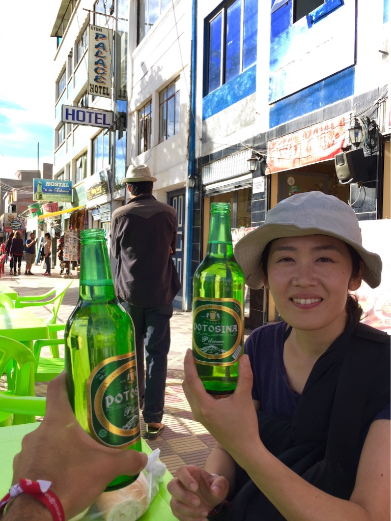 ウユニの町 外でビール