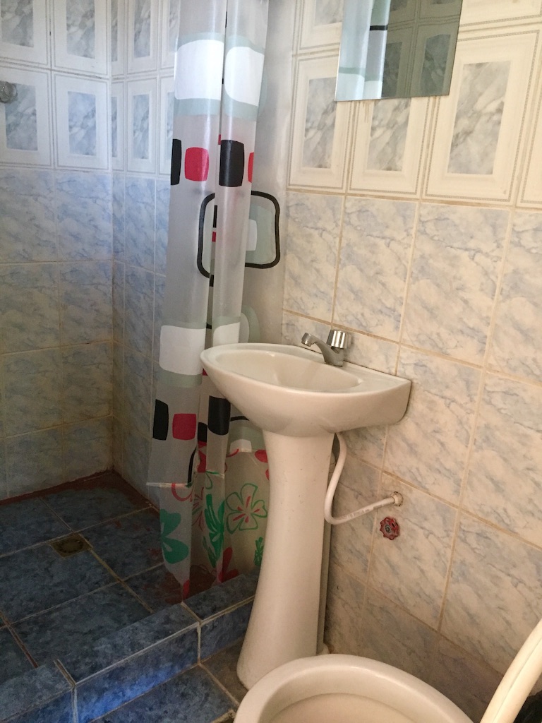 ウユニの宿　簡易的なシャワーとトイレ