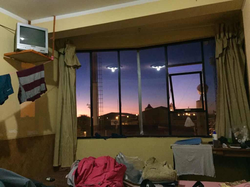 ウユニの宿　夕焼けに染まる窓