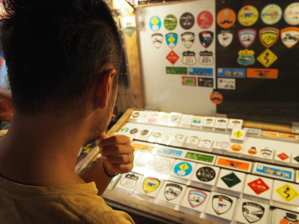 どのステッカーもかわいいなぁと物色中