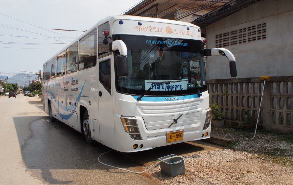 チェンカーンからバンコクへ向かう長距離バス