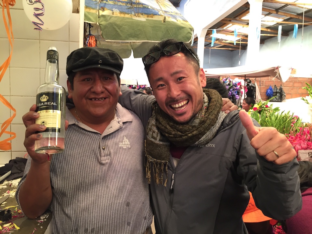ウユニのメルカド おじさんがお酒をくれた