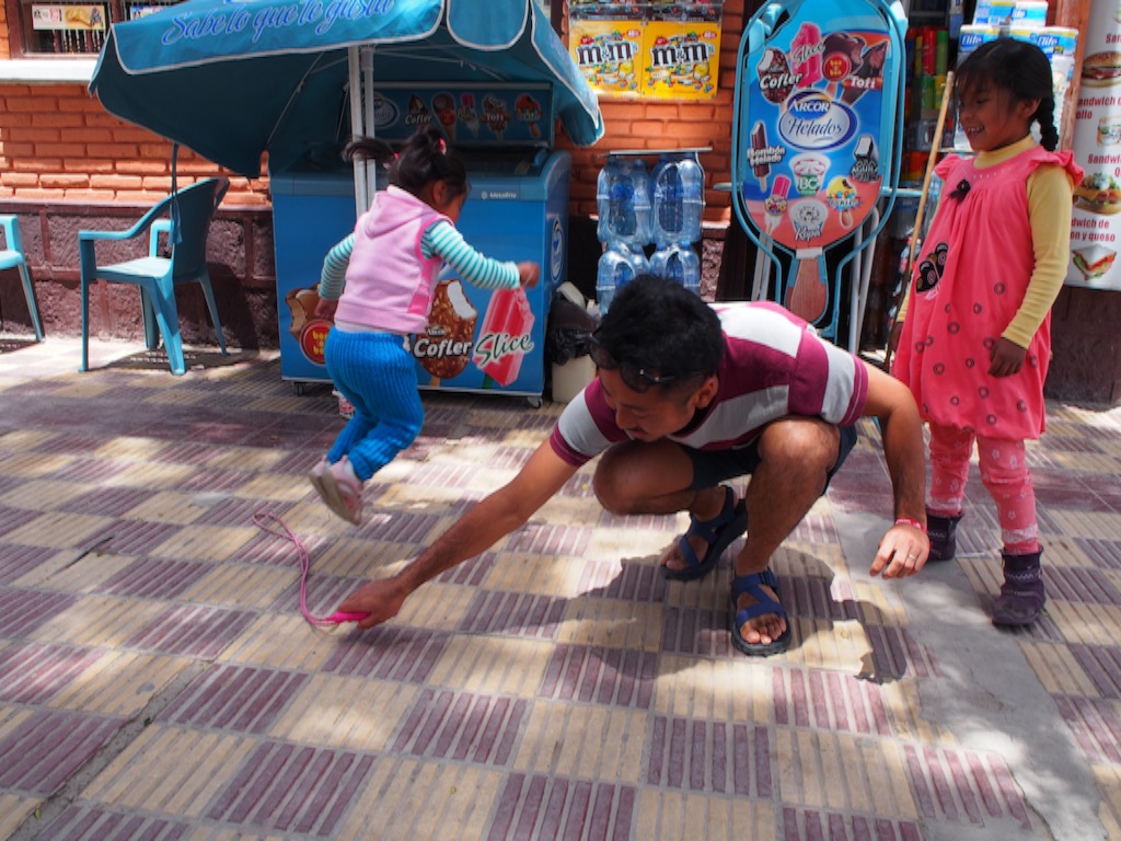 ウユニの町で子どもと遊び 呼吸が苦しくなる