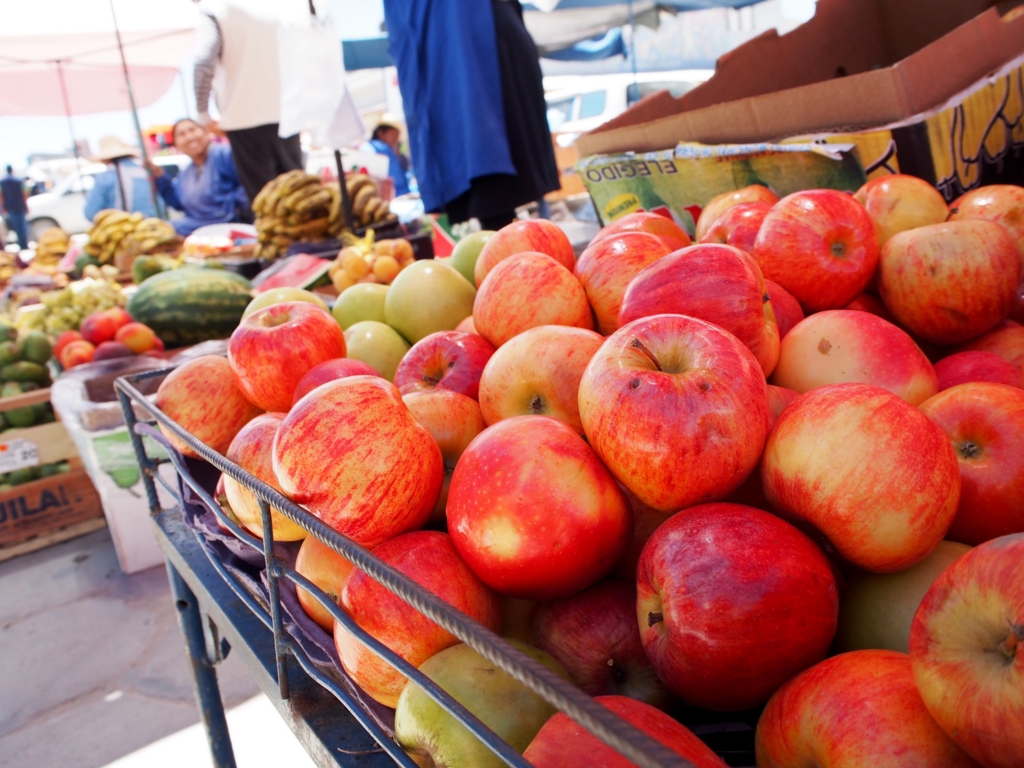 ウユニの町のメルカド りんごが美味しい